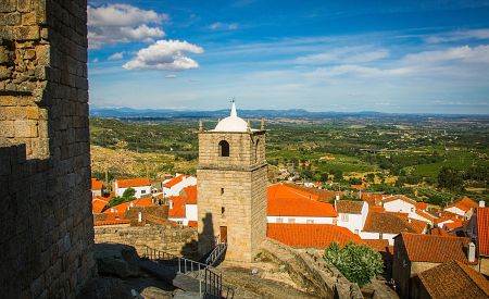 Malebná středověká vesnička Castelo Novo v pohoří Serra da Gardunha