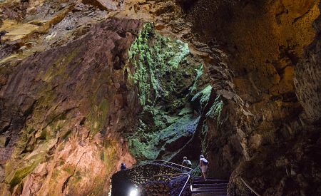 Vulkanická jeskyně Algar do Carvão na ostrově Terceira