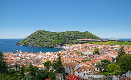 Vulkán Monte Brasil tyčící se nad městem Angra do Heroísmo na Terceiře