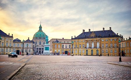U královské rezidence Amalienborg Slot v Kodani lze shlédnout střídání stráží…