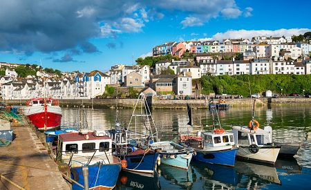 Rybářská vesnička Brixham s typickými barevnými domky a loděmi