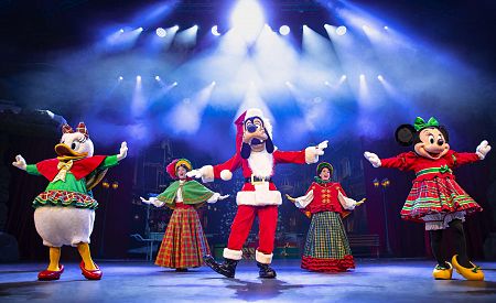 Vánoční představení pohádkových postav v kouzelném Disneylandu