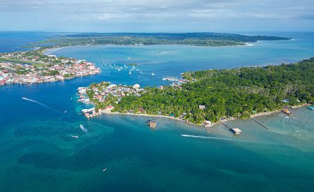 Ostrov Isla Colón ze souostroví Bocas del Toro z ptačí perspektivy…