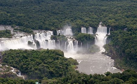 Ohromující pohled na vodopády Iguazú z letadla
