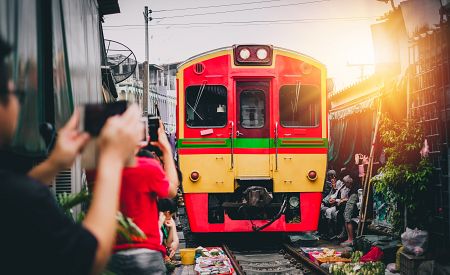 Věděli jste, že tržištěm Mae Klong projíždí vlak až 8x denně?