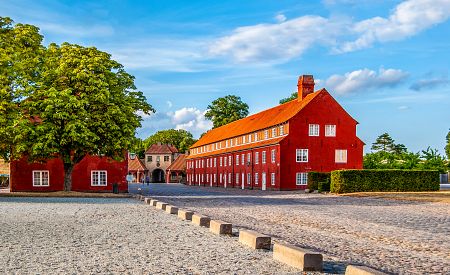 Typické červené domky v areálu kodaňské pevnosti Kastellet