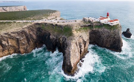 Divoké portugalské pobřeží u mysu Cabo de Sao Vicente