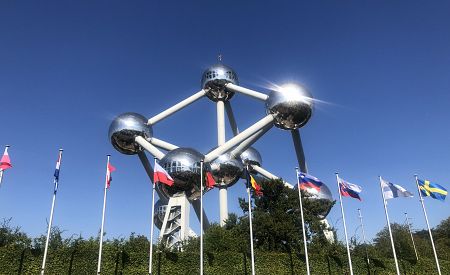 Bruselské Atomium plné odlesků a důstojnosti