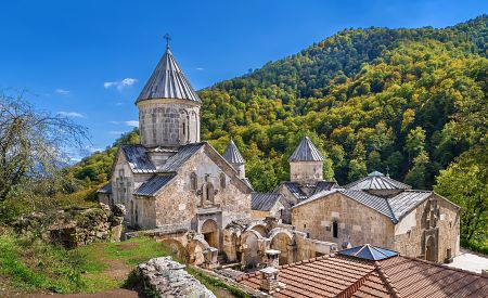 Tajuplný klášter Haghartsin obklopený lesy národního parku Dilidžan