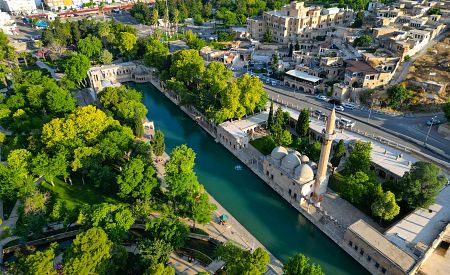 Panorama na mešitu Halil Ür-Rahman a jezero Balikligöl