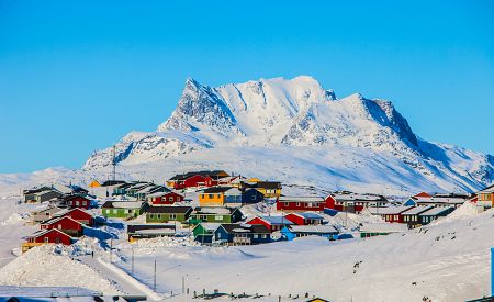 Pohled na zasněžené město Nuuk