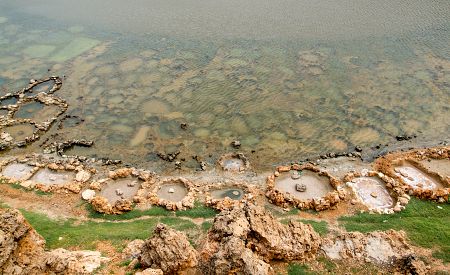 Sokotránská mořská sůl získávaná tradičním ručním sběrem v lagunách ostrova