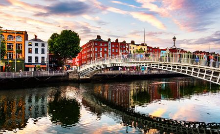 Dublinský Ha'penny Bridge přes řeku Liffey