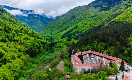 Rilský monastýr skrytý uprostřed dechberoucí přírody pohoří Rila…