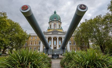 Typický válečný exponát před vstupem do Imperial War Museum v Londýně