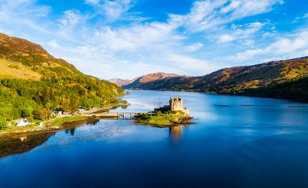 Krása hradu Eilean Donan v kontrastu s jezerem Duich