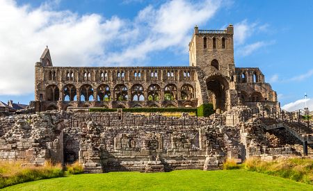 Pozůstatky v minulosti velkolepého opatství Jedburgh Abbey