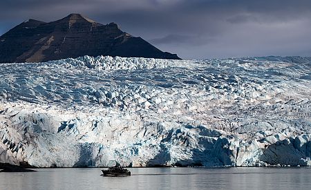 Pohled na úchvatný špicberský ledovec Nordenskiöldbreen z paluby lodi