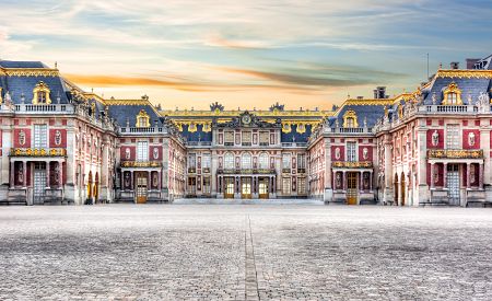 Kouzelný západ slunce nad francouzským zámkem ve Versailles