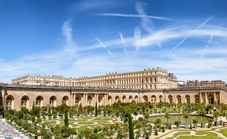 Královský zámek ve Versailles s úchvatnými zahradami