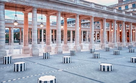 Pařížský palác Palais Royal doplněný moderní instalací Burenových sloupů