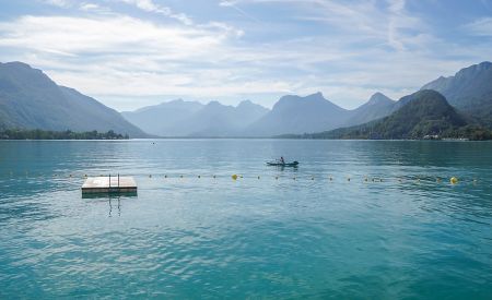 Kouzelné ledovcové jezero Annecy s tyrkysově modrou vodou