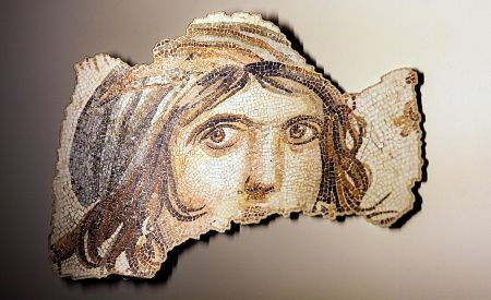 Proslulá římská mozaika Cikánská dívka Zeugma Mosaic Museum