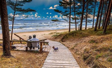 Poklidná pláž lotyšského města Jurmala