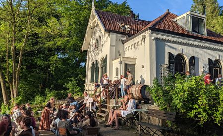 Příjemné prostředí pro ochutnávání ginu v amsterdamském Flevoparku