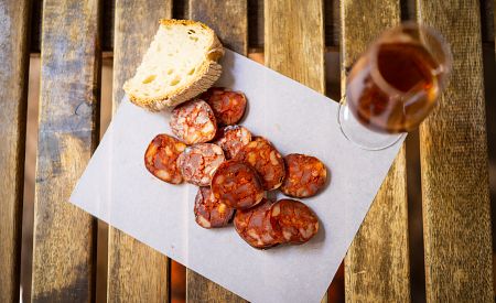 Ochutnejte skvělé víno i domácí chorizo z rodinné bodegy…