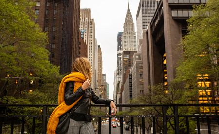 Užijte si kouzelný výhled na New York z mostu v Tudor City!