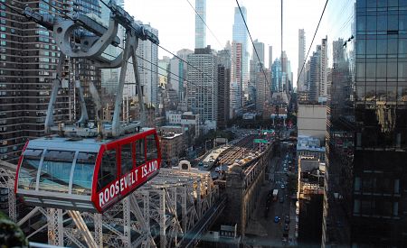 Netradiční lanovka se vzdušnou tramvají vedoucí na Roosevelt Island