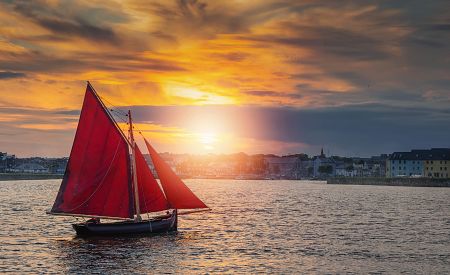 Jachta u pobřeží Galway jako symbol malebného přístavního města