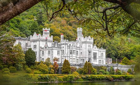 Gotické opatství Kylemore Abbey v národním parku Connemara