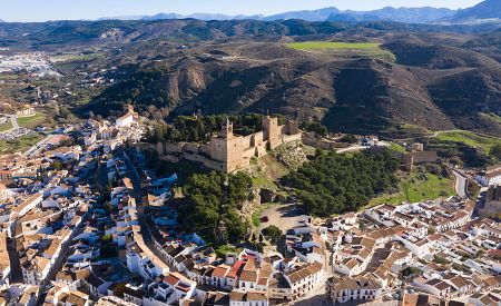 Pohled na bělostné město Antequera se strážící pevností na vrcholu