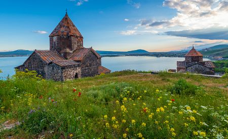 Tajuplný kostel Sevanavank u jezera Sevan