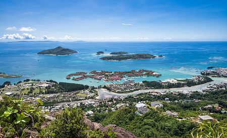 Vyhlídka na ostrov Mahé z Copolia Trail v NP Morne Seychellois