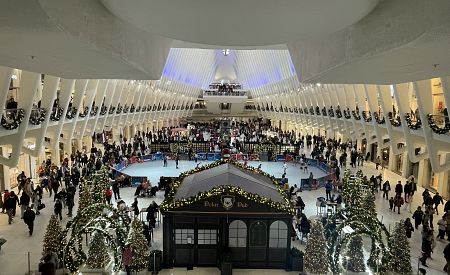 Vánoční vesnička v budově newyorského nádraží Oculus