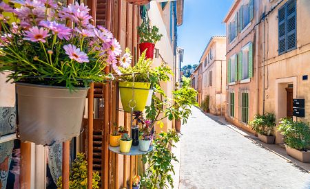 Rozkvetlé uličky městečka Cassis