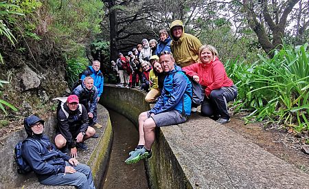 Naši cestovatelé odpočívají u typické madeirské levády