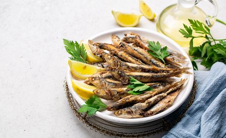 Oblíbené španělské malé smažené rybičky Boquerones