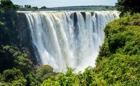 Burácející Viktoriiny vodopády v Zimbabwe v plné síle