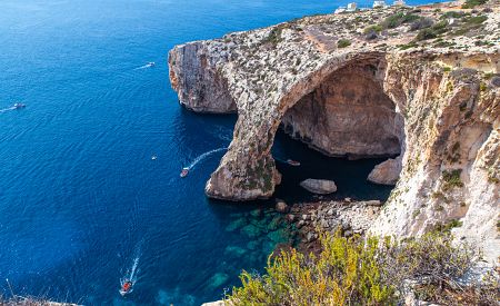 Tajuplná krása jeskyně Blue Grotto na Maltě