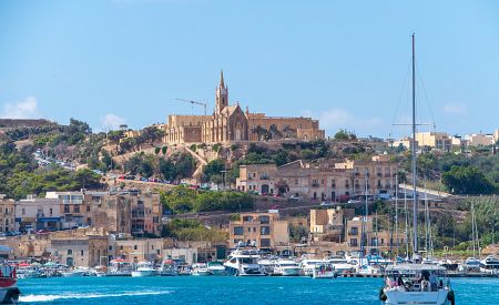 Výhled na maltský ostrov Gozo z paluby lodi
