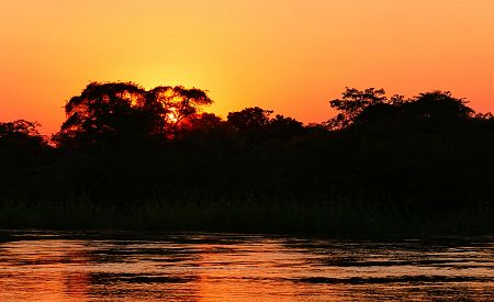 Západ slunce na řece Okavango v Namibii vám učaruje…