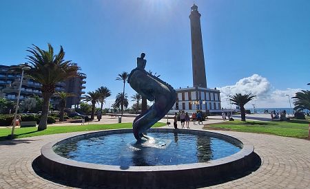 Maják je dominantou pobřežní promenády v Maspalomas...