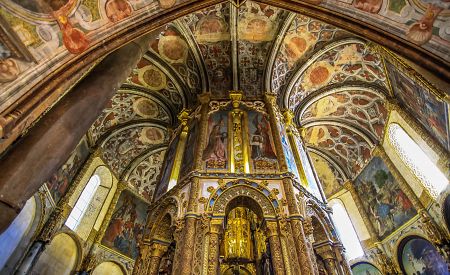 Detail impozantní charoly v templářském klášteře Řádu Kristova v Tomaru