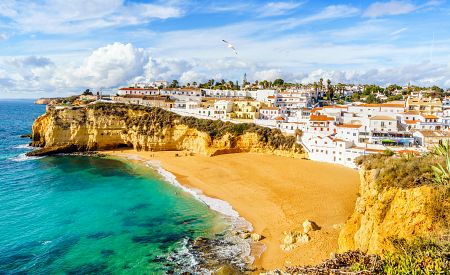 Okouzlující Carvoeiro s plážemi ukrytými mezi dramatickými útesy