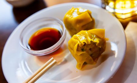 Výborný napařovaný knedlíček plněný krevetami nazývaný shumai, vyzkoušíte?