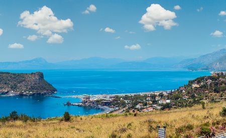 Pohled na pobřeží Praia a Mare a ostrov Dino